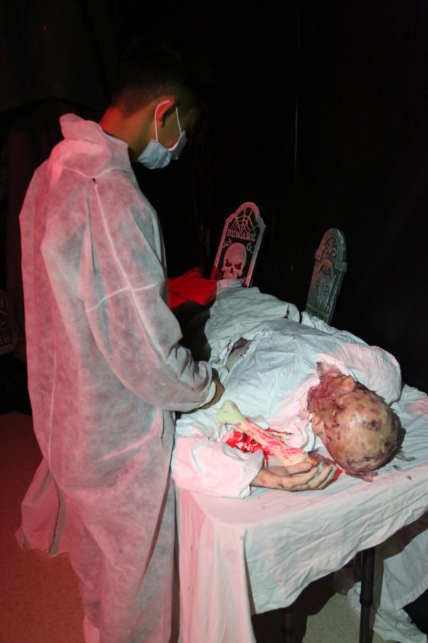 Senior+Jason+Ling+performs+surgery+on+a+broken+body+in+the+haunted+house.+As+an+acotr+he+has+to+keep+up+a+stone+cold+face+in+order+to+scare+the+incoming+groups.